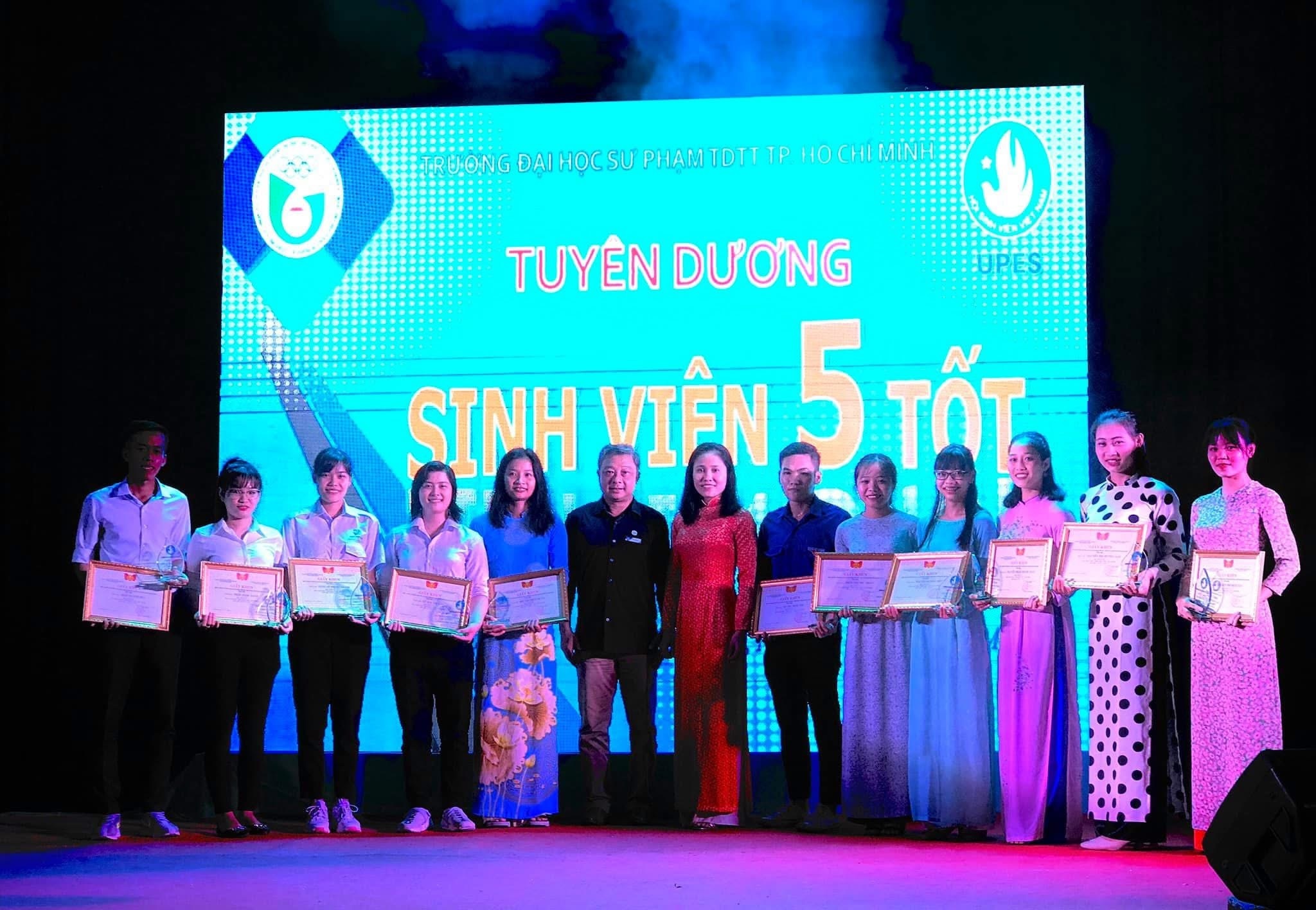 Ảnh bìa năm học 2019–2020